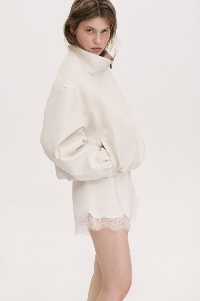 МІНІМАЛІСТИЧНА КУРТКА-БОМБЕР З ВИСОКИМ  КОМІРОМ-СТІЙКОЮ 1263 зображення 2